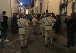 Los danzantes le bailan a la Esperancita durante su `ocesión