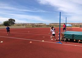 Una de las alumnas practica una de las modalidades
