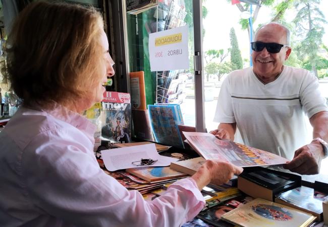 Últimos días de venta para Antonia en el kiosko