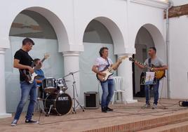 Una de las actuaciones incluidas en el primer concierto de patio en la bilbioteca