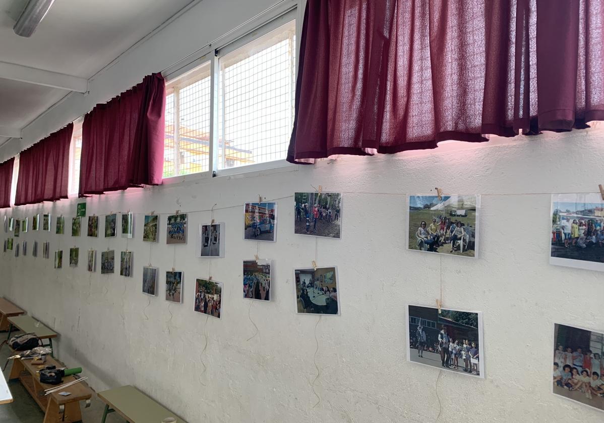 Exposición de fotografías durante su colocación