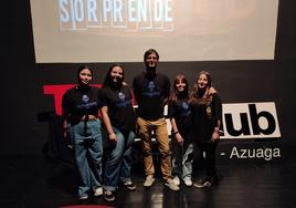 Las cuatro alumnas junto con su profesor