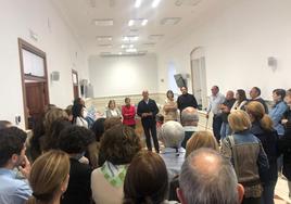 REunión con los trabajadores en el salón de plenos