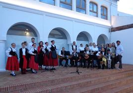 El grupo de la Escuela de Bailes junto con los participantes tras finalizar el acto