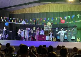 La compañía sobre el escenario en una de sus últimas representaciones