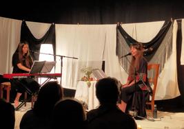 Laura y Lola durante una de sus actuaciones