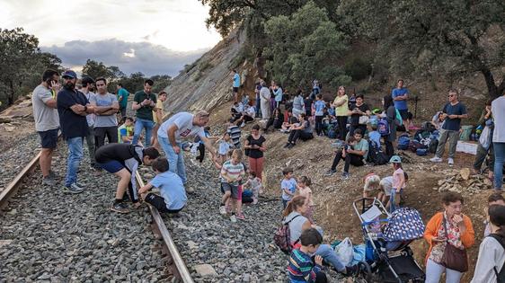 Angustiosa y larga espera de las familias del AMPA del colegio Manuel Marín en plena sierra tras el incidente con el tren en el que viajaban