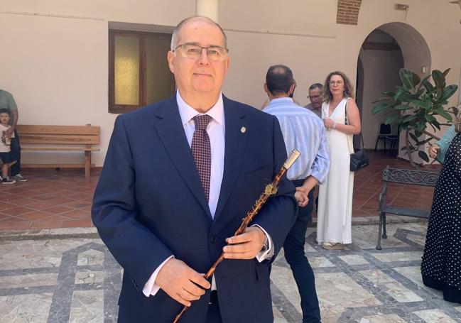 Juan Carlos Fernández Calderón con el bastón de mando