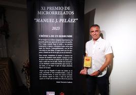 El ganador del premio junto con su microrrelato