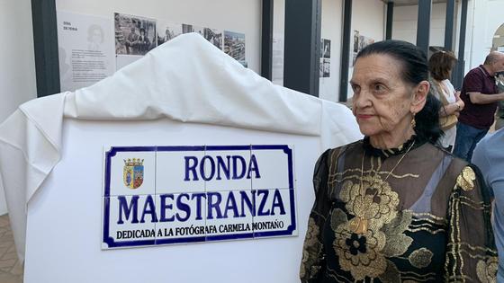 La fotógrafa 'Carmela' Montaño contenta y emocionada en su homenaje por su trayectoria