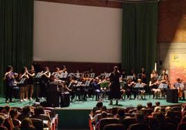 Parte del alumnado durante la clausura