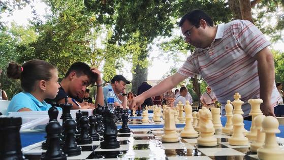 Manuel Pérez Candelario y su hijo Hugo jugaron la simultánea de ajedrez