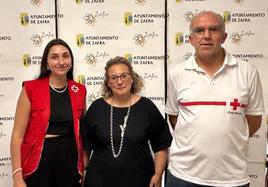 La concejala con los dos encargados de Cruz Roja