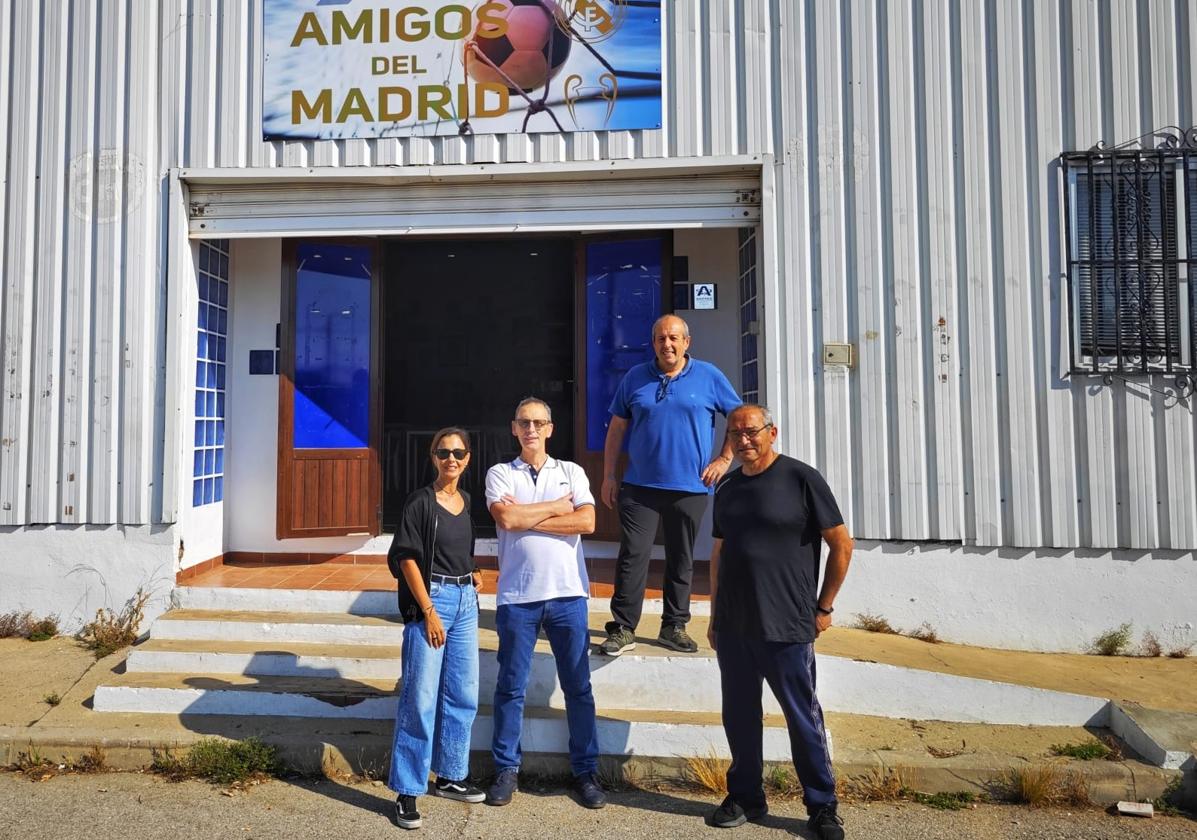 Algunos de los socios en la sede de la peña