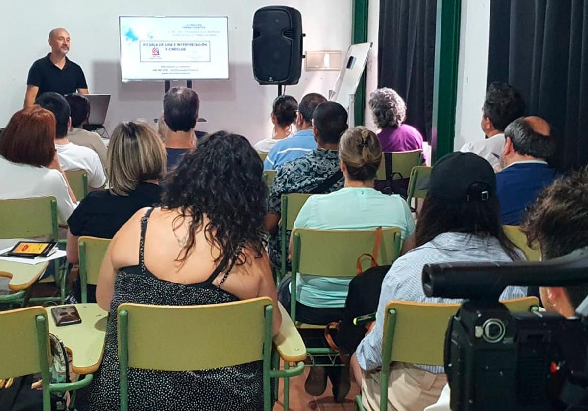 Una de las clases presenciales de la escuela