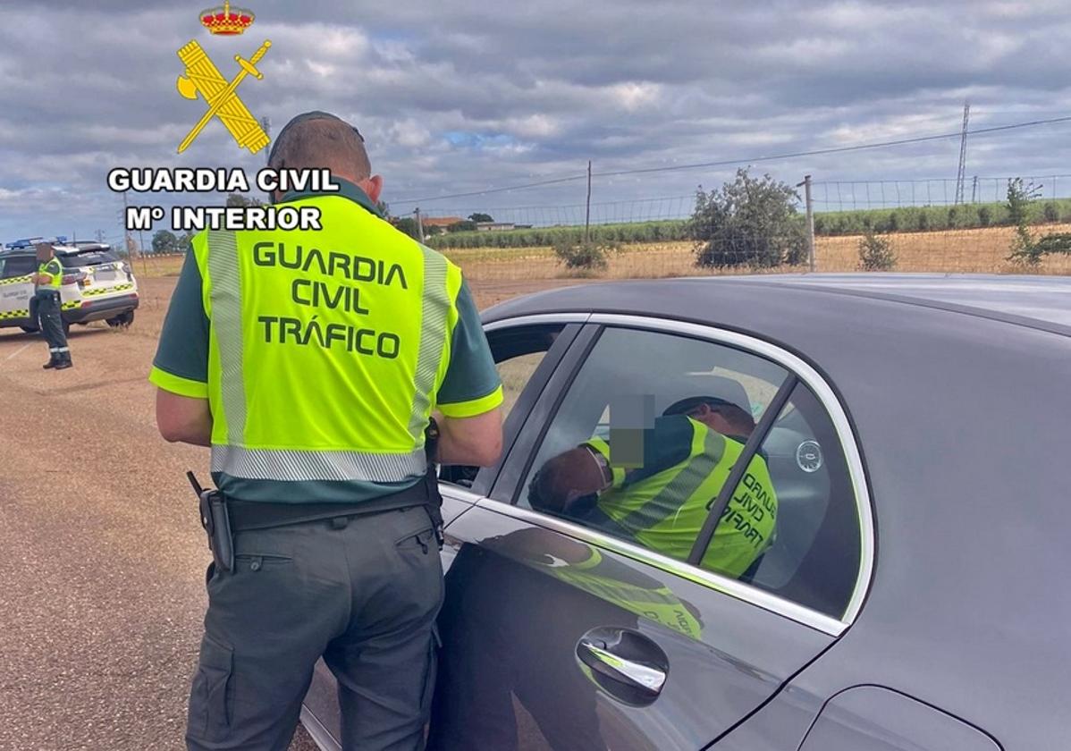 Una zafrense investigada por la Guardia Civil por superar casi cuatro veces la tasa de alcohol permitida al volante