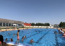 Muchos bañistas han acudido en este primer día de piscina