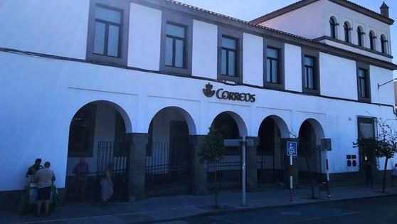 Intenso trabajo en la oficina de Correos ante la alta demanda del voto por correo