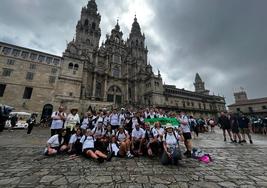 Uno de los grupos zafrenses que llegaron a Santiago ante la catedral