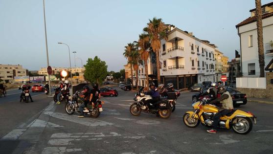Una treintena de moteros y moteras participaron en una ruta nocturna