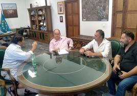 Julián Cruz, presidente de Acaex, Florentino Suárez, representante Acaex Mérida, Vicente Tobalo y Jesús Montaño, comerciantes locales