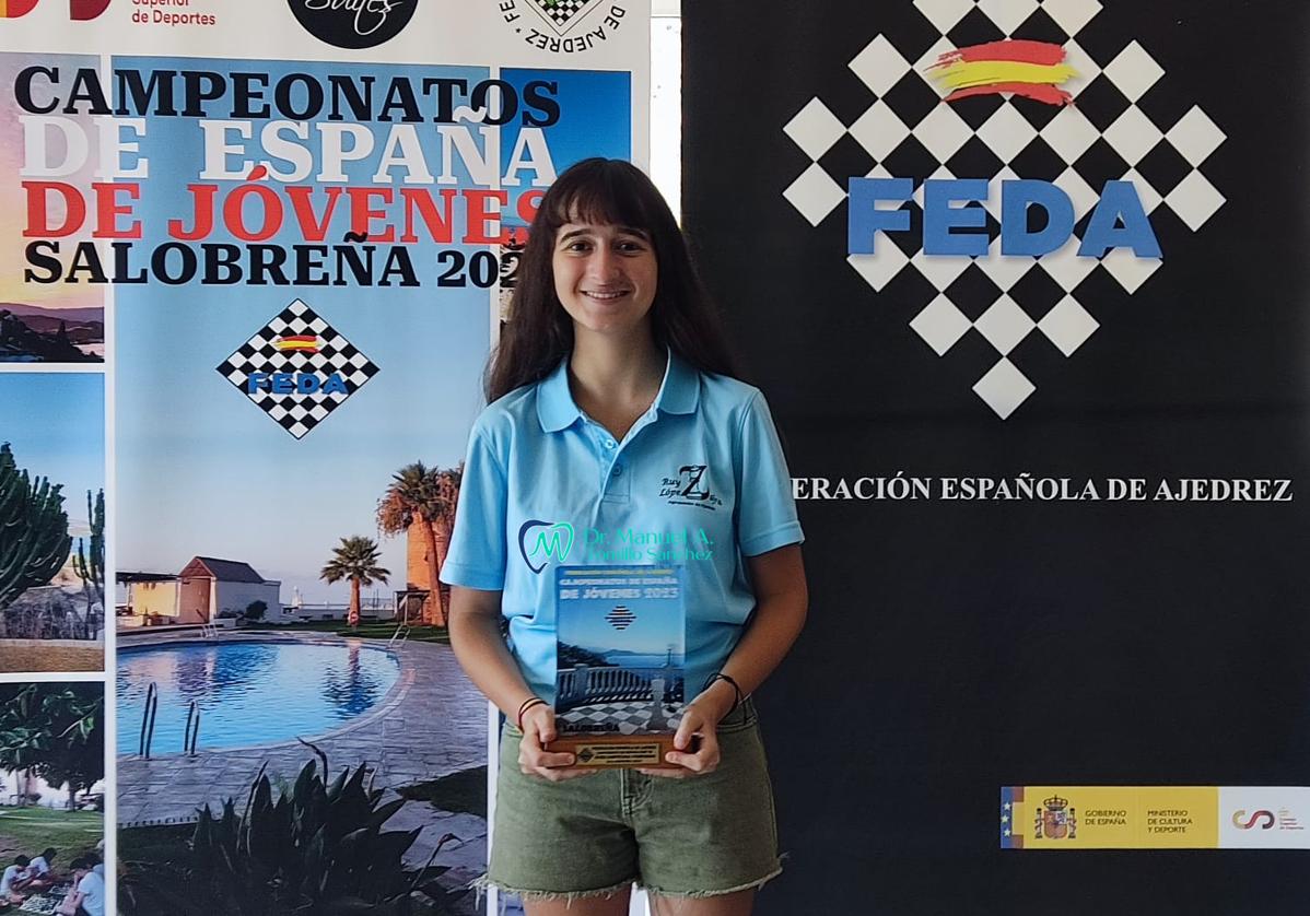 Pilar Díaz con su trofeo