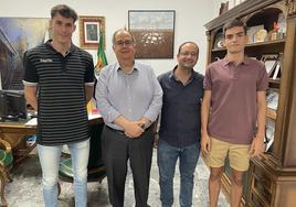 Los dos atletas junto al alcalde y el concejal de Deportes durante la recpeción