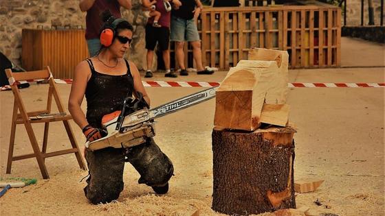 Lupe Arévalo, la escultora de la madera con motosierra