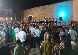 Un momento de la actuación de la banda de cornetas y tambores