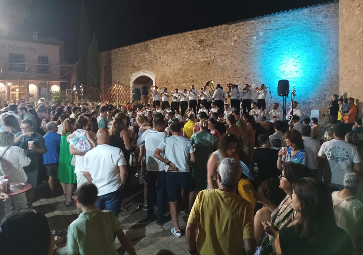 La Hermandad del Amarrado celebró su velada junto al arco del cubo
