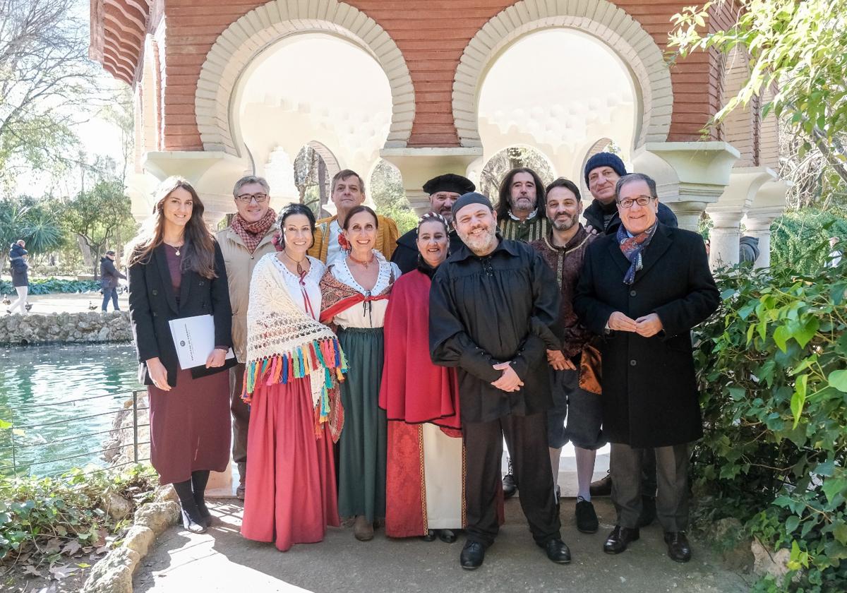 El elenco de actores del documental junto con el presidente del Colegio de Farmacéuticos