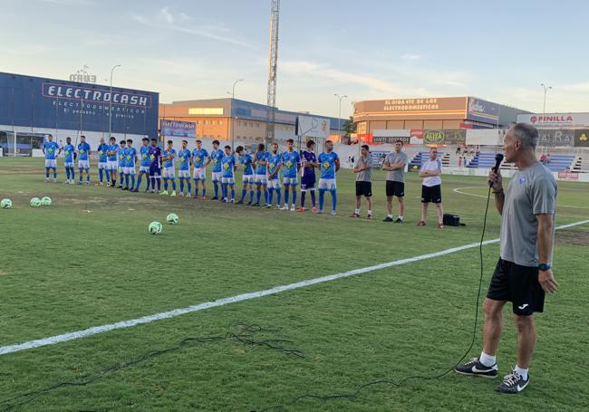 El entrenador se dirige a la afición durante la presentación del equipo CD Zafra