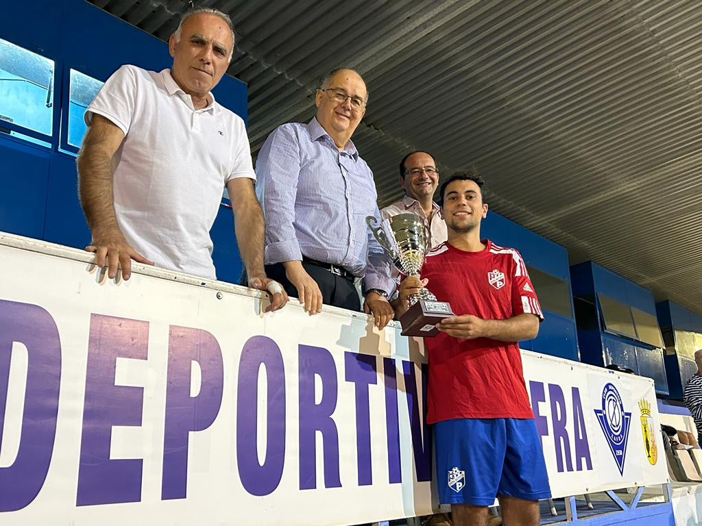 Un jugador del Don Bosco recogió el trofeo