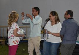 Los concejales entregaron las medallas a los participantes