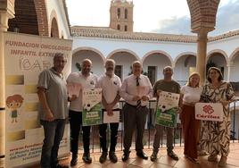 Representantes de los veteranos, Cáritas y Fundación Ícaro junto al alcalde y el concejal