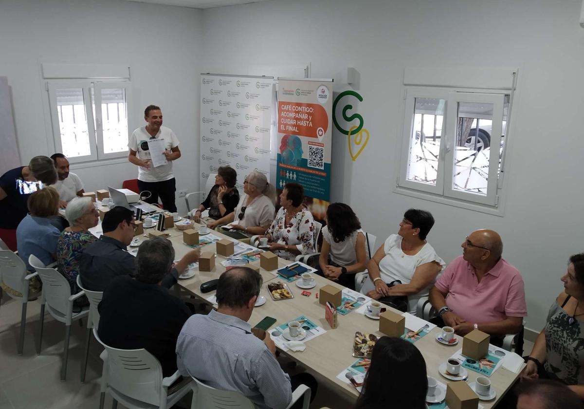 Unas 20 personas comparten un 'Café contigo: Acompañar y cuidar hasta el final'