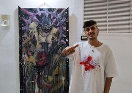 Ignacio Becerra con una de sus obras