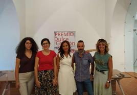 Los particpantes en el encuentro con lectores junto a la secretaria del Premio