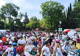 Ciclistas de todas las edades antes de la salida