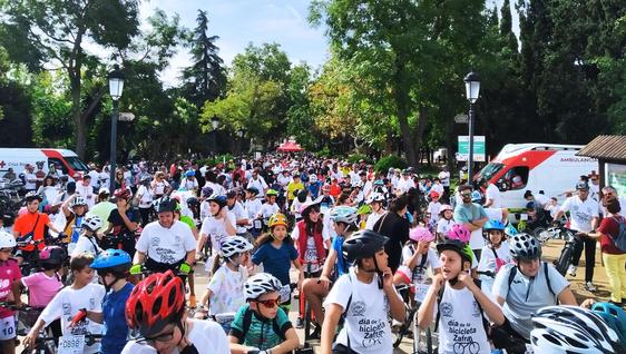 Multitud de ciclistas celebran el Día de la Bicicleta por las calles de Zafra