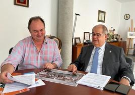El Coordinador de la Casa de la Juventid junto con el alcalde de Zafra en la presentación