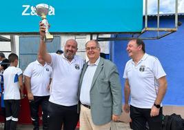 El alcalde entregó el trogeo a los campeones