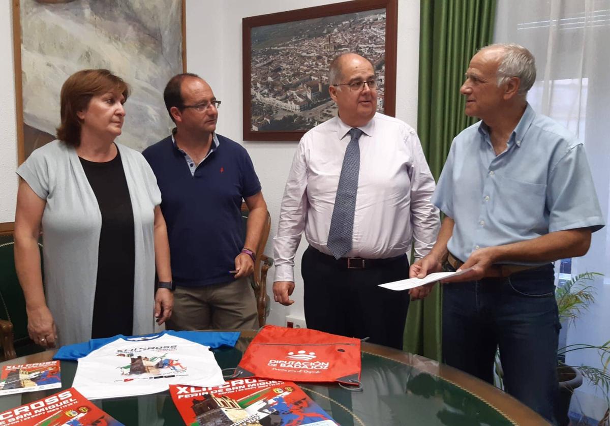 El Club Atletismo Zafra celebra este sábado su Cross Feria de San Miguel y la X Marcha Atlética