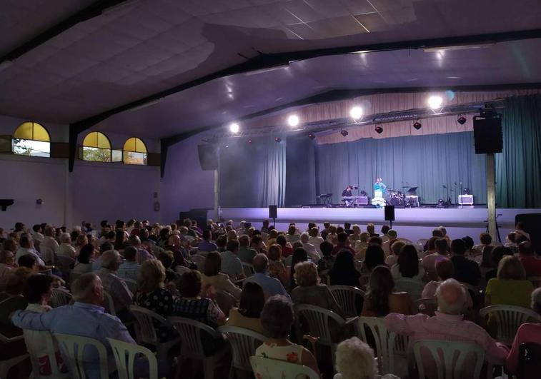 El público atento a una de las acctuaciones del festival