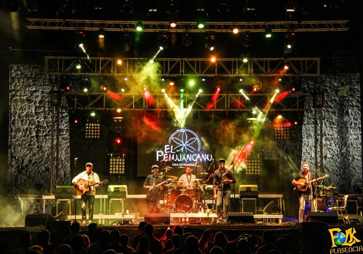 El grupo folk 'El Pelujáncanu' actúa este lunes en la Caseta Municipal