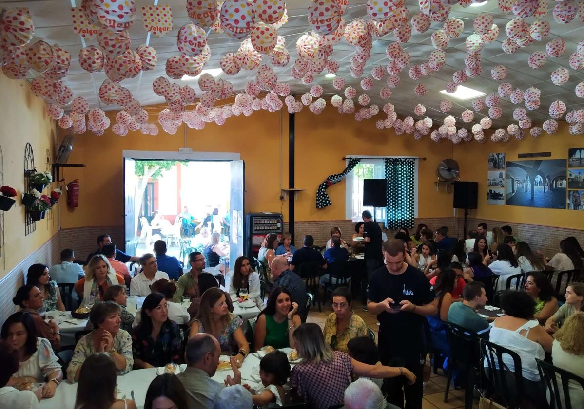 Ambiente en una de las casetas de la feria