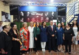 Las mujeres gitanas homenajeadas junto a las autoridades