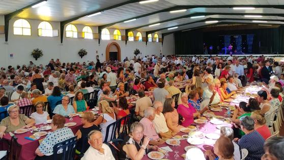 Unos 750 mayores disfrutan de una comida en la Matiné de la FIG