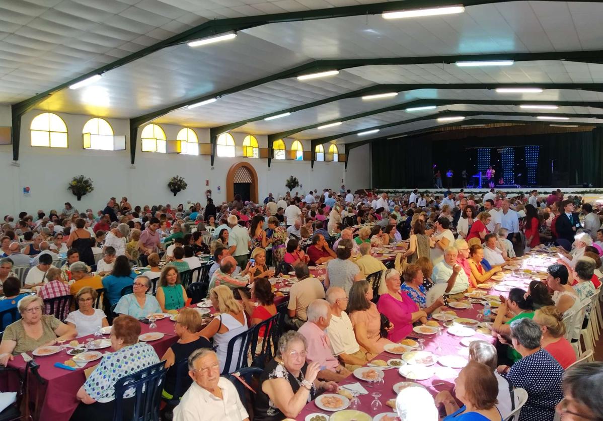 Unos 750 mayores disfrutan de una comida en la Matiné de la FIG