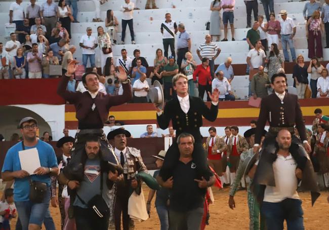 Los rejoneadores a hombros